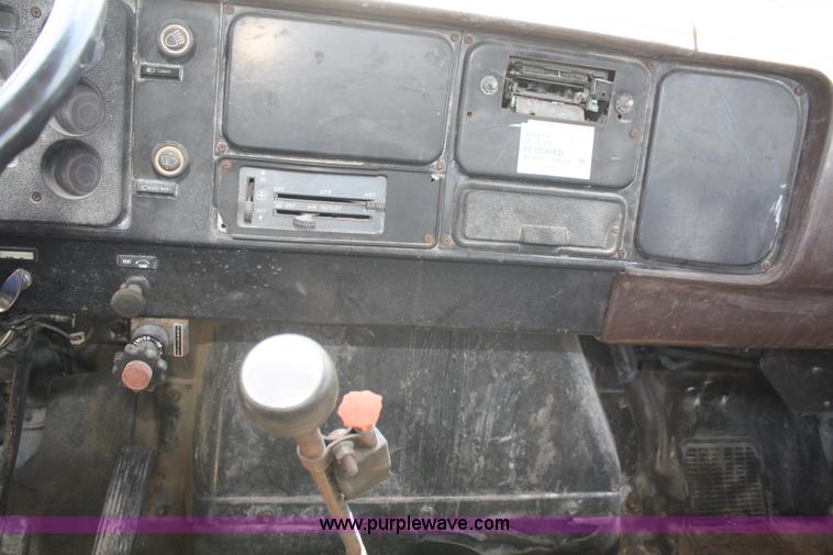 image for item B6678 1984 International S1700 truck cab and chassis