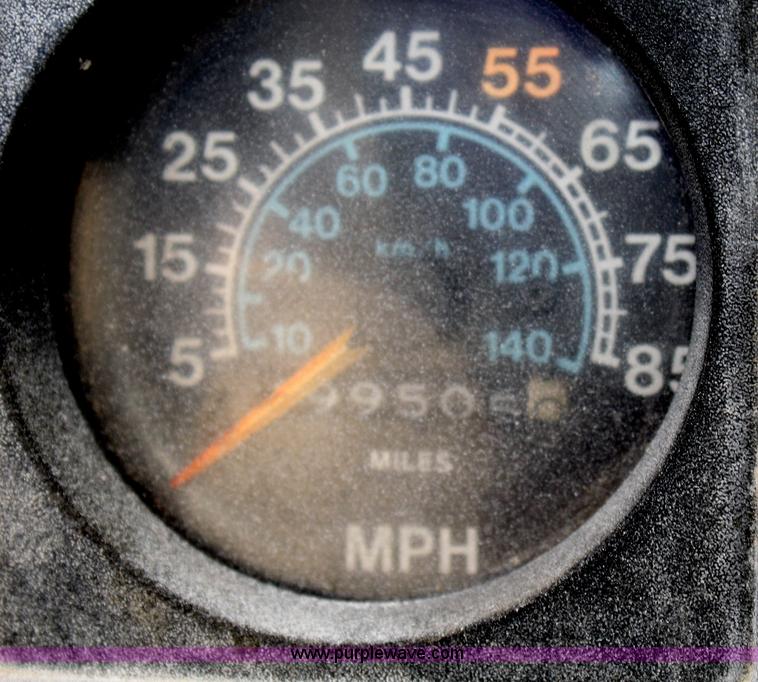 image for item B6678 1984 International S1700 truck cab and chassis