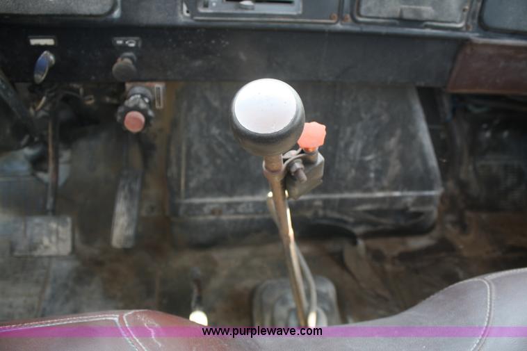 image for item B6678 1984 International S1700 truck cab and chassis