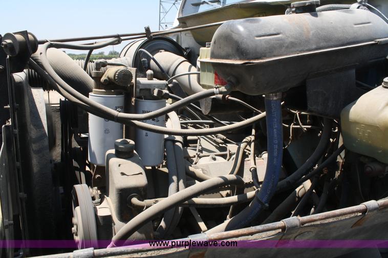 image for item B6678 1984 International S1700 truck cab and chassis