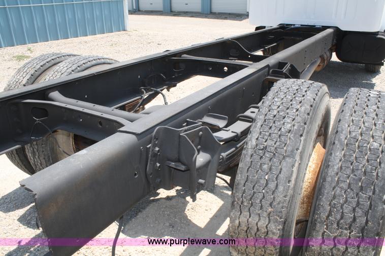 image for item B6678 1984 International S1700 truck cab and chassis