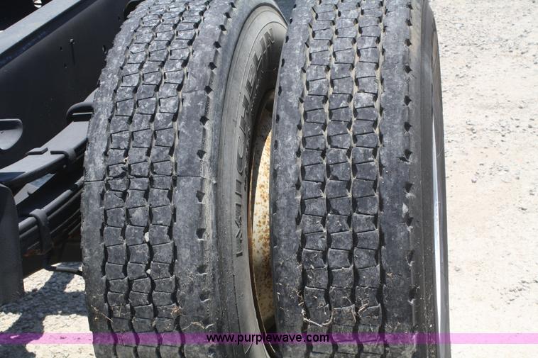 image for item B6678 1984 International S1700 truck cab and chassis