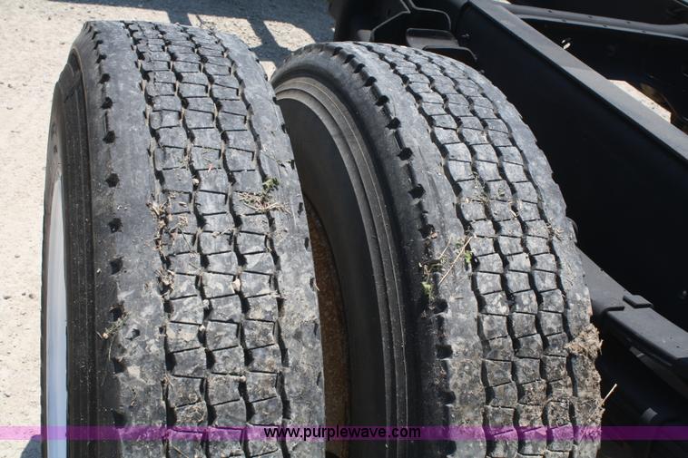 image for item B6678 1984 International S1700 truck cab and chassis