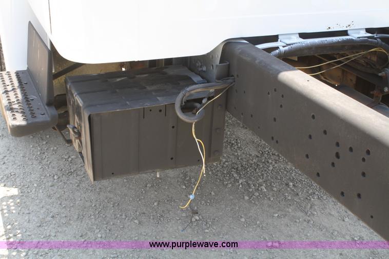 image for item B6678 1984 International S1700 truck cab and chassis