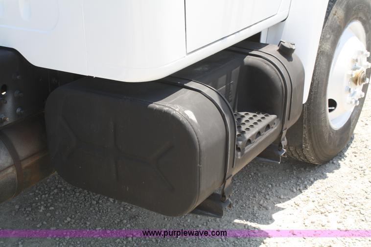 image for item B6678 1984 International S1700 truck cab and chassis