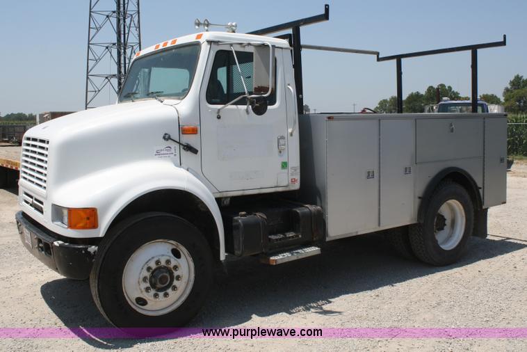 image for item B6679 1993 International 8100 utility truck