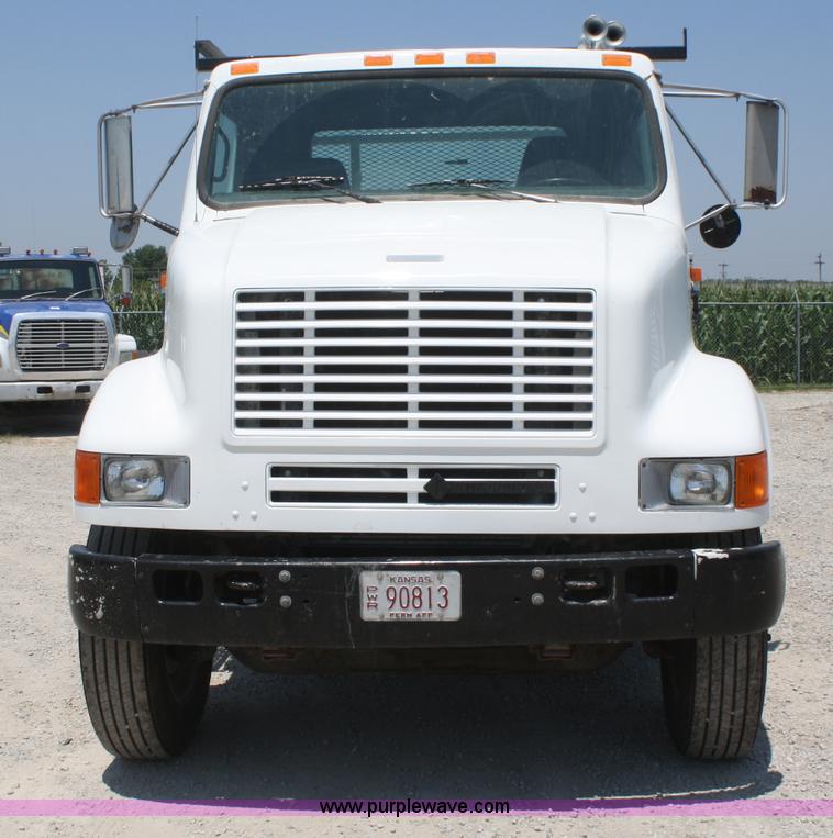 image for item B6679 1993 International 8100 utility truck