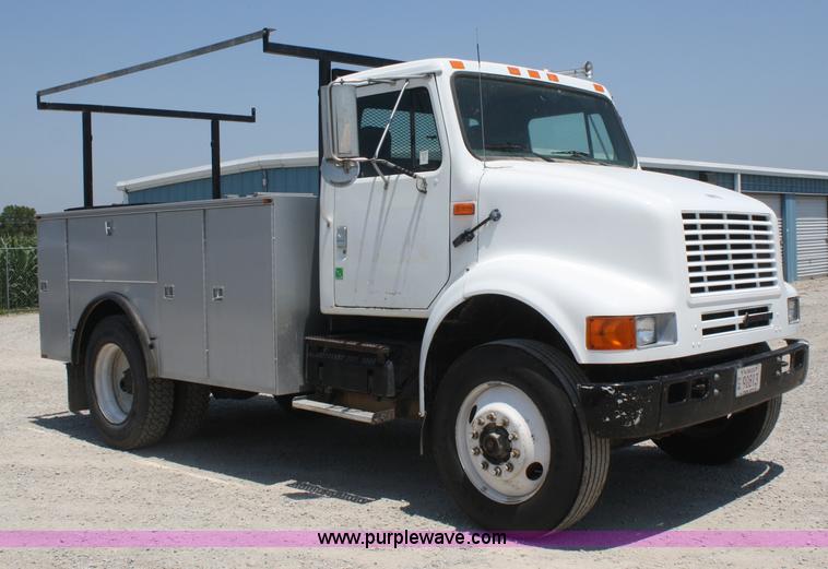 image for item B6679 1993 International 8100 utility truck