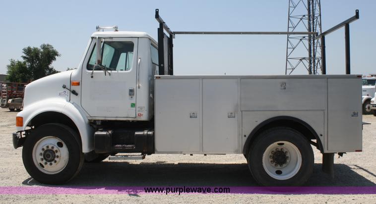 image for item B6679 1993 International 8100 utility truck