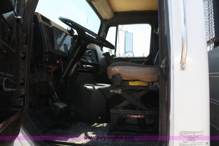 image for item B6679 1993 International 8100 utility truck