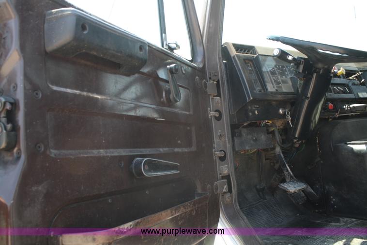 image for item B6679 1993 International 8100 utility truck