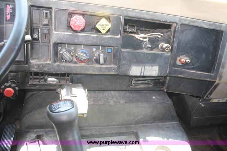 image for item B6679 1993 International 8100 utility truck