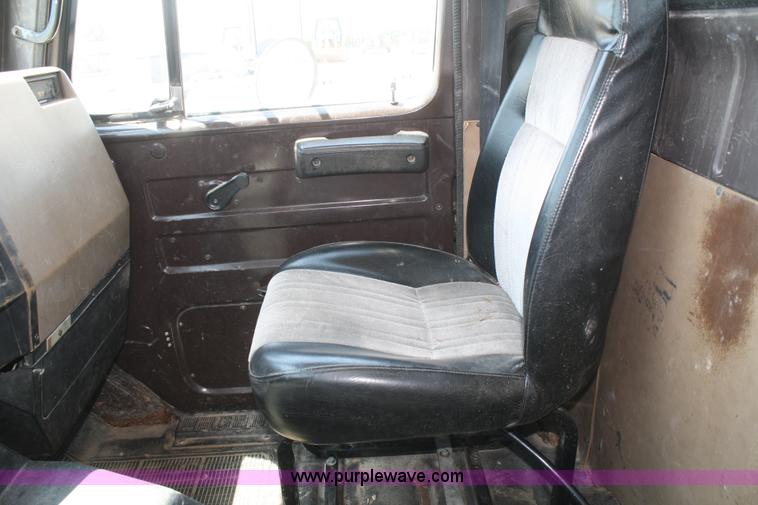 image for item B6679 1993 International 8100 utility truck