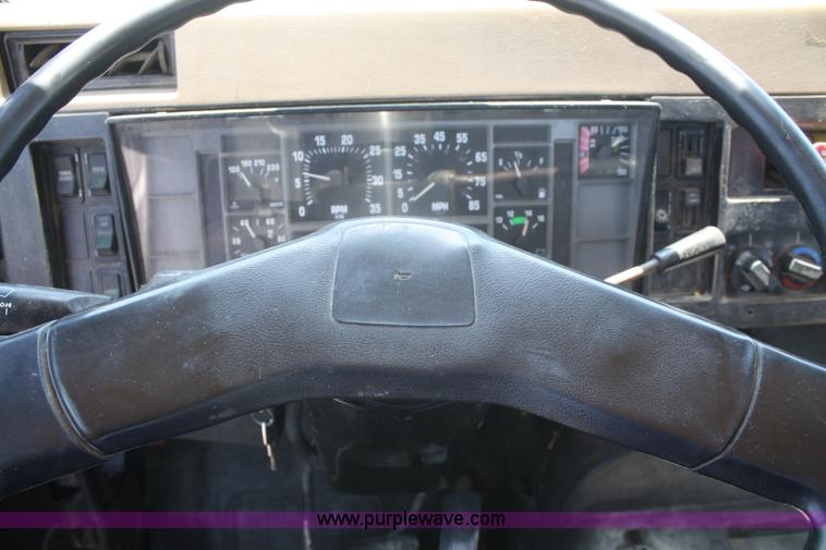 image for item B6679 1993 International 8100 utility truck