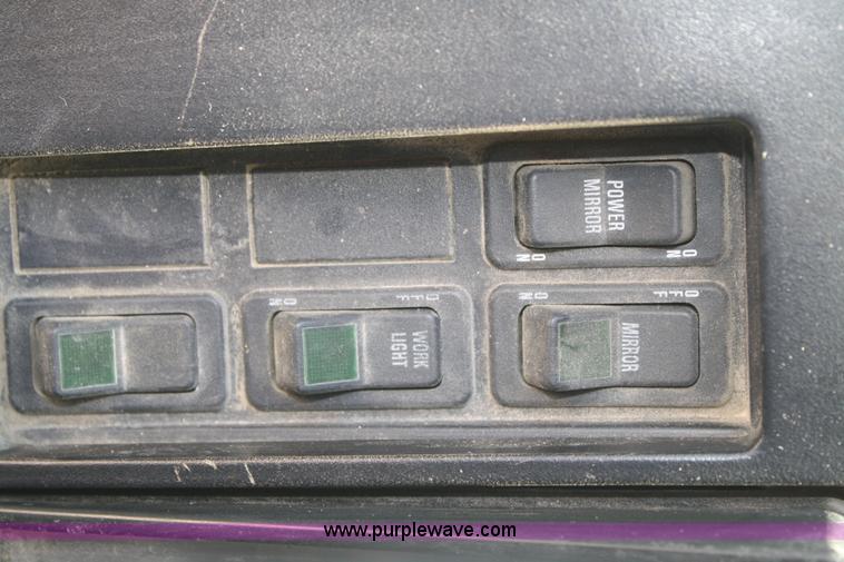 image for item B6679 1993 International 8100 utility truck