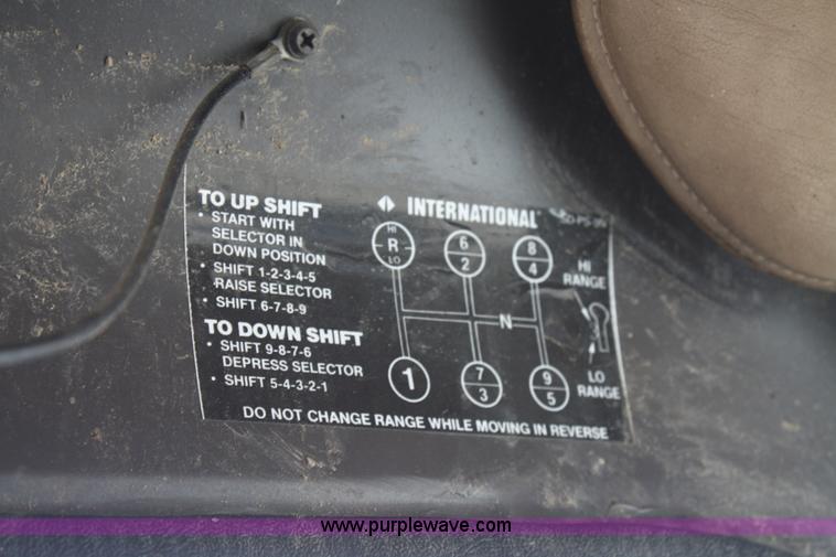 image for item B6679 1993 International 8100 utility truck