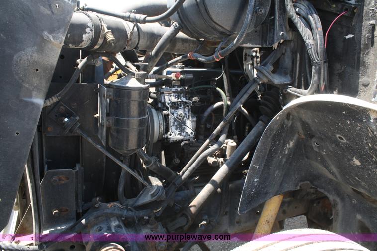 image for item B6679 1993 International 8100 utility truck