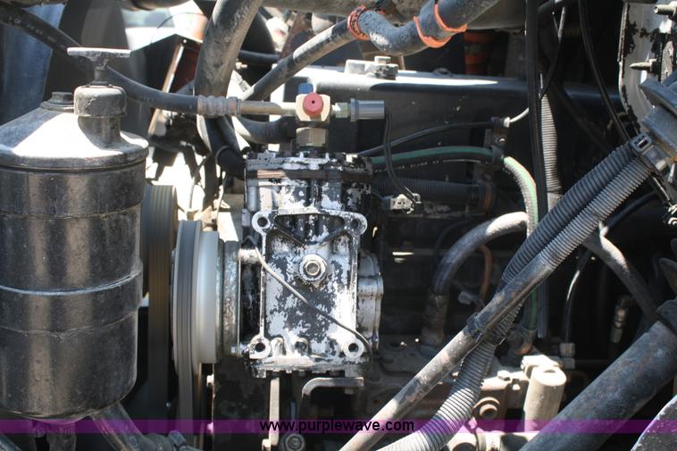 image for item B6679 1993 International 8100 utility truck