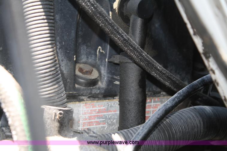 image for item B6679 1993 International 8100 utility truck