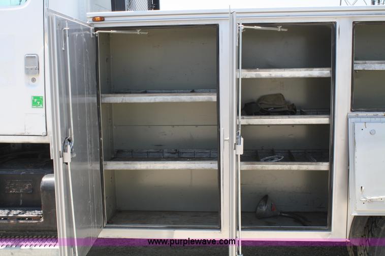 image for item B6679 1993 International 8100 utility truck