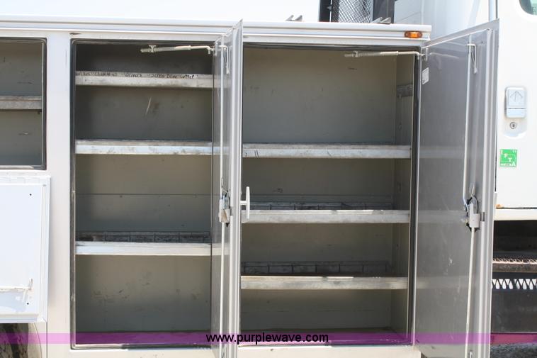 image for item B6679 1993 International 8100 utility truck