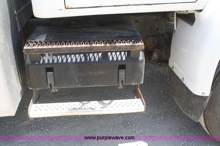 image for item B6679 1993 International 8100 utility truck