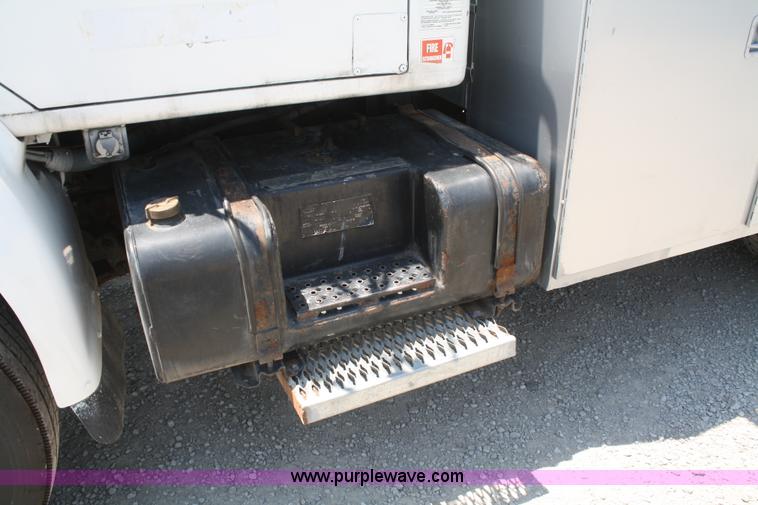 image for item B6679 1993 International 8100 utility truck