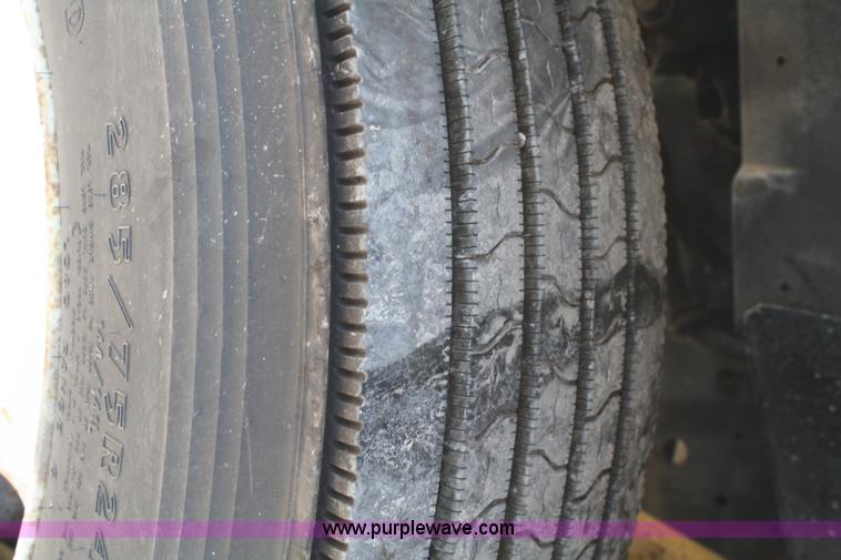 image for item B6679 1993 International 8100 utility truck