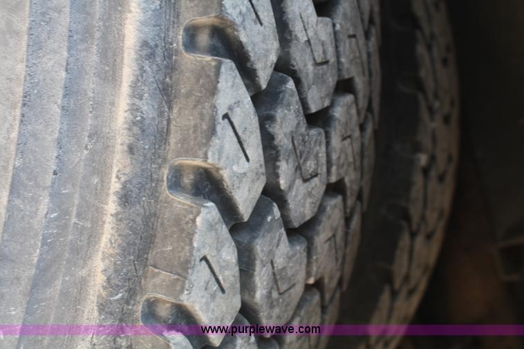 image for item B6679 1993 International 8100 utility truck