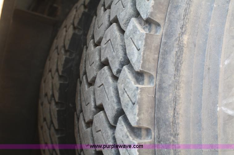 image for item B6679 1993 International 8100 utility truck