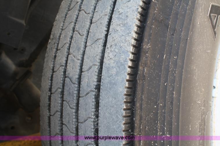 image for item B6679 1993 International 8100 utility truck