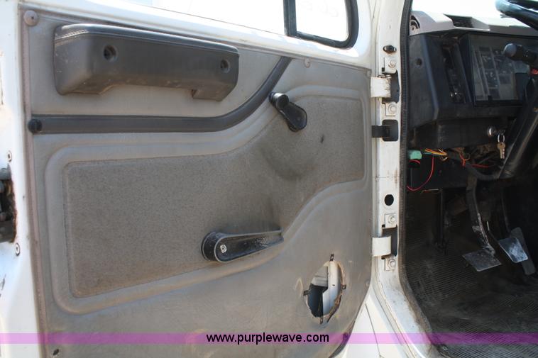 image for item B6680 1996 International 4700 service truck