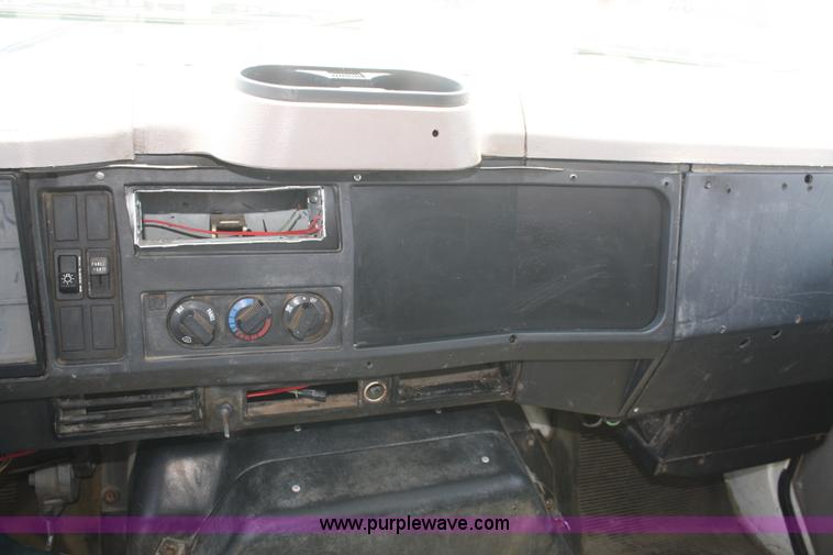 image for item B6680 1996 International 4700 service truck