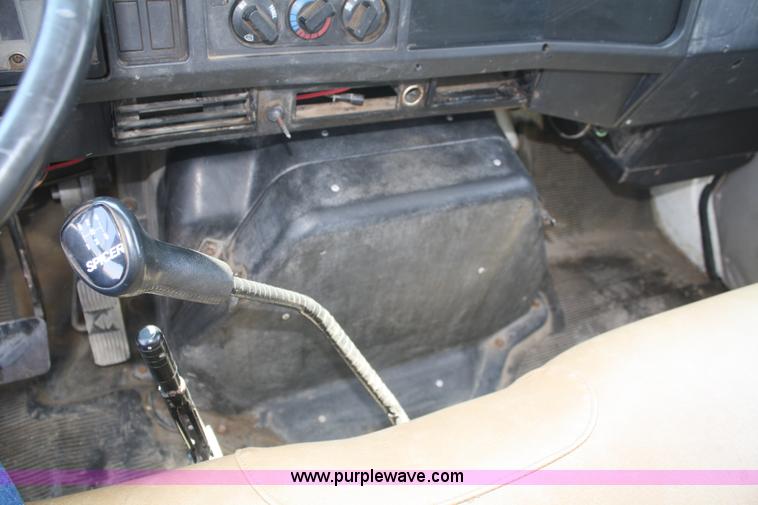 image for item B6680 1996 International 4700 service truck