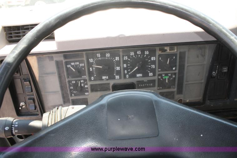 image for item B6680 1996 International 4700 service truck