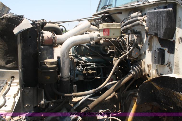 image for item B6680 1996 International 4700 service truck