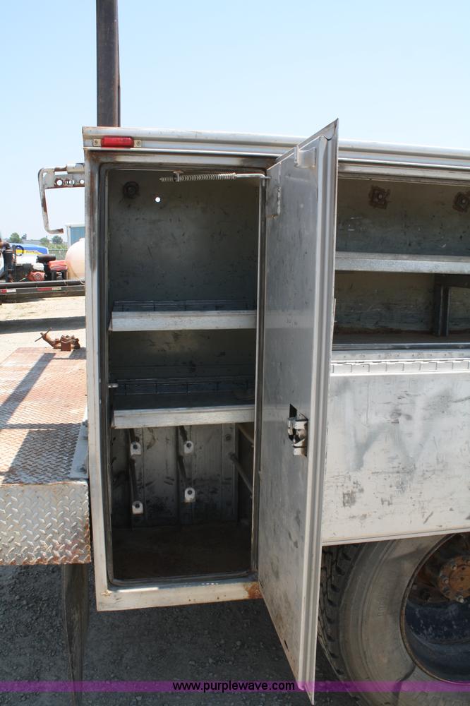 image for item B6680 1996 International 4700 service truck