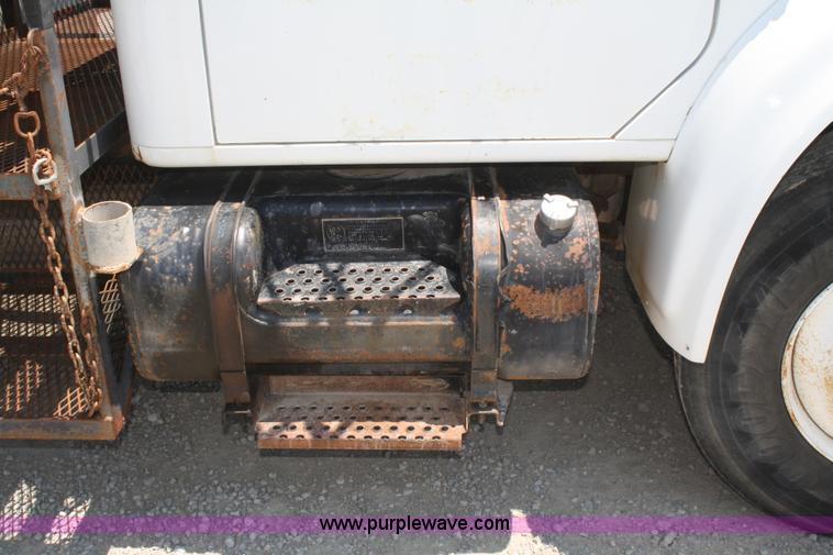 image for item B6680 1996 International 4700 service truck