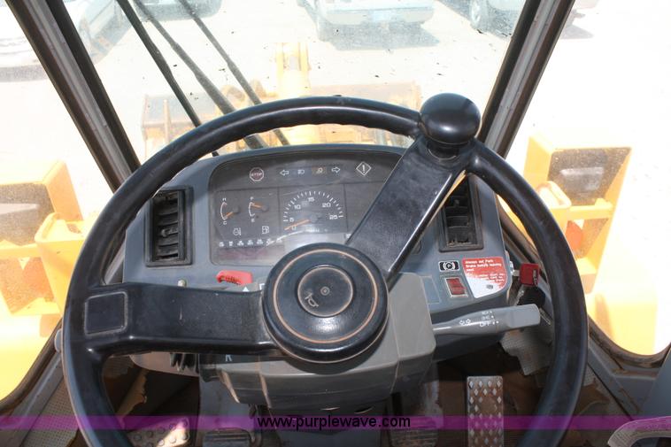 image for item B6700 1995 John Deere 444G wheel loader