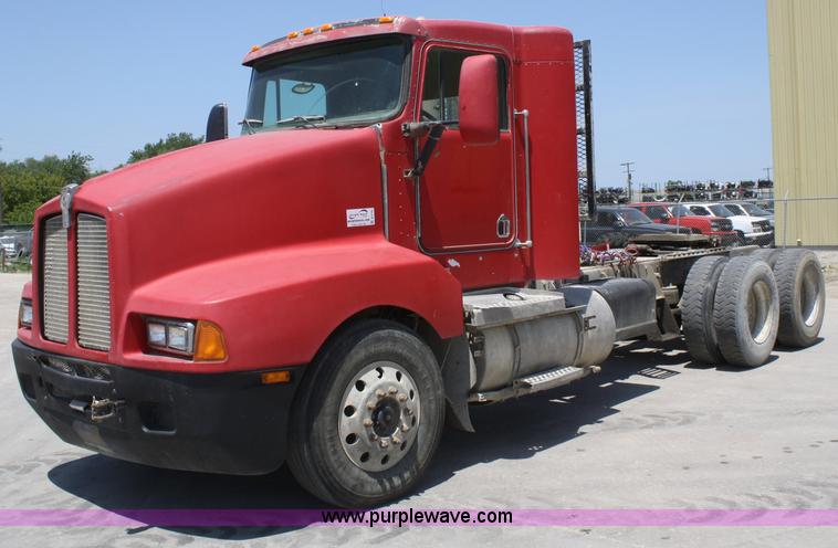 image for item B6799 1997 Kenworth T600 semi truck