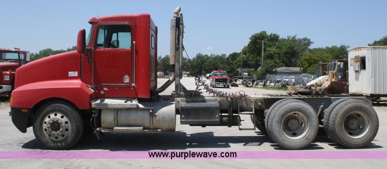 image for item B6799 1997 Kenworth T600 semi truck