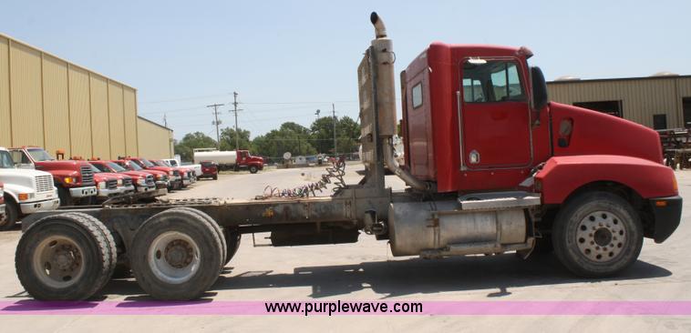image for item B6799 1997 Kenworth T600 semi truck