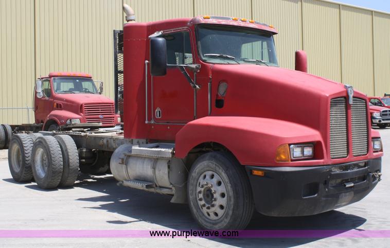 image for item B6799 1997 Kenworth T600 semi truck