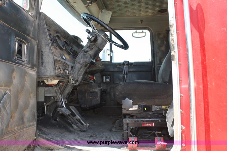 image for item B6799 1997 Kenworth T600 semi truck
