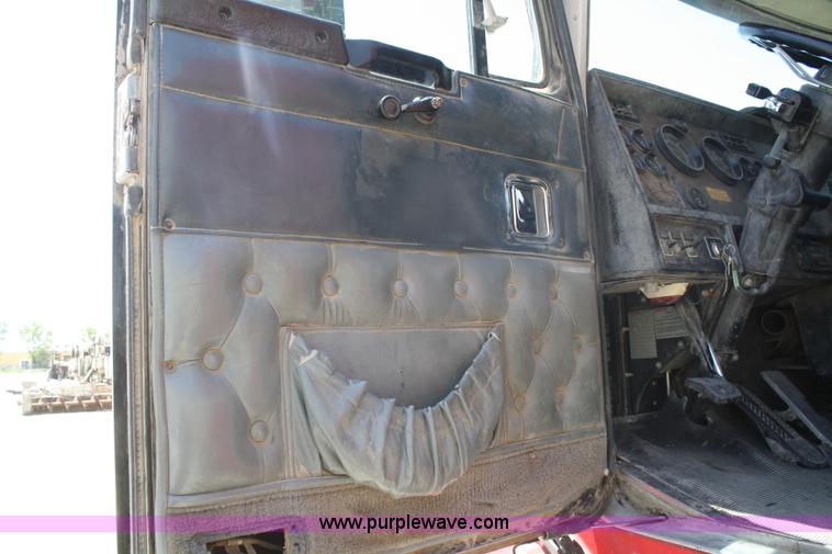 image for item B6799 1997 Kenworth T600 semi truck