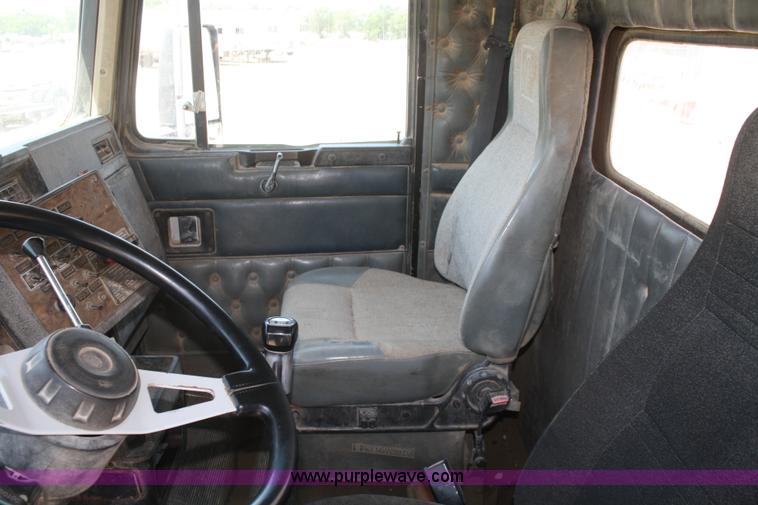 image for item B6799 1997 Kenworth T600 semi truck