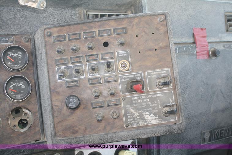 image for item B6799 1997 Kenworth T600 semi truck