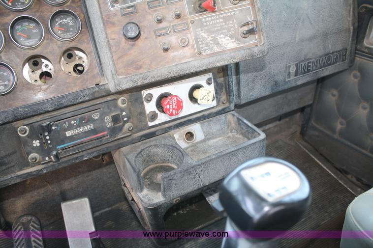 image for item B6799 1997 Kenworth T600 semi truck