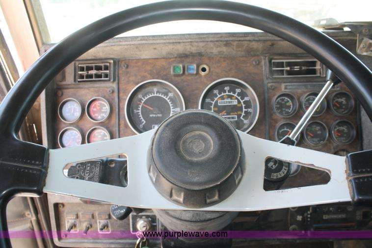 image for item B6799 1997 Kenworth T600 semi truck