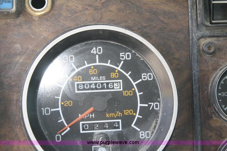 image for item B6799 1997 Kenworth T600 semi truck